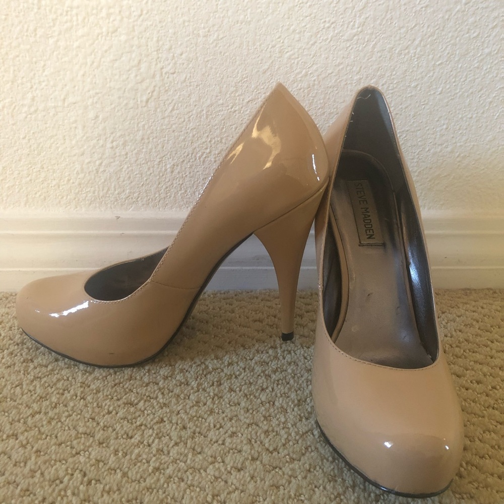 STEVE MADDEN: Nude leather patent heels.